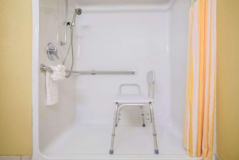 Combined shower/tub, free toiletries, hair dryer, towels