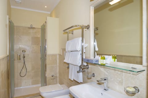 Superior Double Room, Garden View | Bathroom | Shower, rainfall showerhead, free toiletries, hair dryer