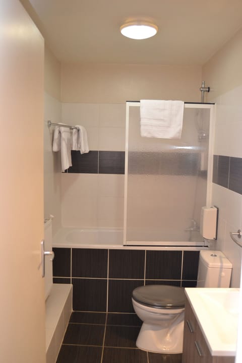 Quadruple Room | Bathroom | Free toiletries, hair dryer, towels