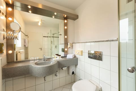 Apartment, 1 Bedroom | Bathroom | Free toiletries, hair dryer, towels