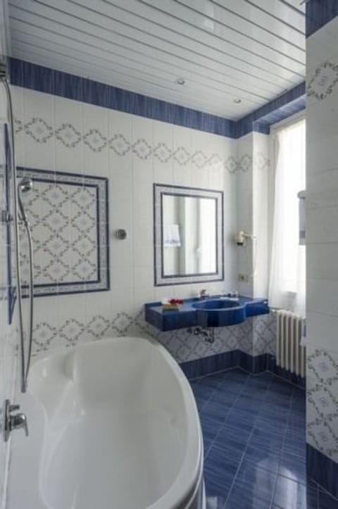 Junior Suite | Bathroom | Combined shower/tub, free toiletries, hair dryer, bidet