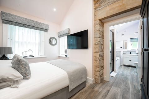 Toll Bar Luxury Villa | Premium bedding, iron/ironing board, free WiFi, bed sheets