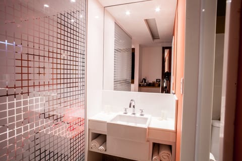 Superior Room, 2 Twin Beds | Bathroom | Shower, hair dryer, towels