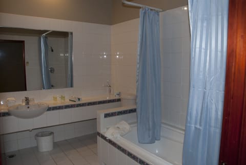 Superior Triple Room | Bathroom | Free toiletries, hair dryer, towels, soap