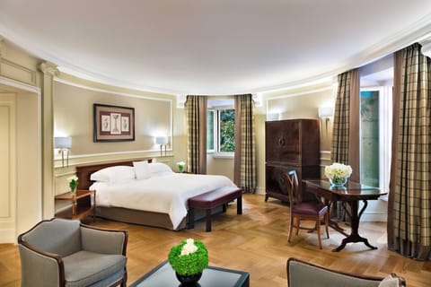 Junior Suite, 1 King Bed with Sofa bed | Down comforters, minibar, in-room safe, desk