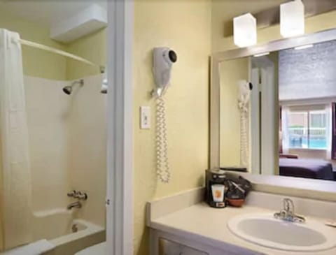 Combined shower/tub, hair dryer, towels