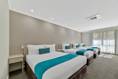 Deluxe Family Room | Iron/ironing board, free WiFi, bed sheets