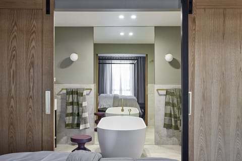 Luxury King Suite | Bathroom | Shower, free toiletries, hair dryer, towels