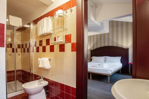 Comfort Double or Twin Room | Bathroom | Free toiletries, hair dryer, towels