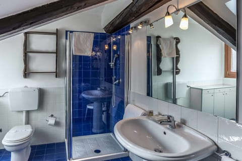 Classic Double or Twin Room | Bathroom | Free toiletries, hair dryer, towels