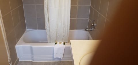 Bathtub, free toiletries, towels