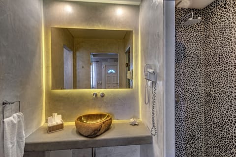 Suite, Pool View | Bathroom | Free toiletries, hair dryer, bathrobes, slippers