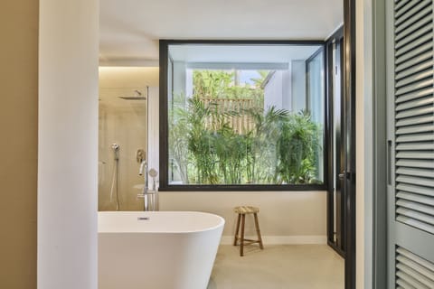 METT Suite with Private Garden and Pool | Bathroom | Shower, eco-friendly toiletries, hair dryer, slippers