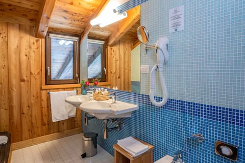 Suite, Jetted Tub | Bathroom | Free toiletries, hair dryer, bidet, towels