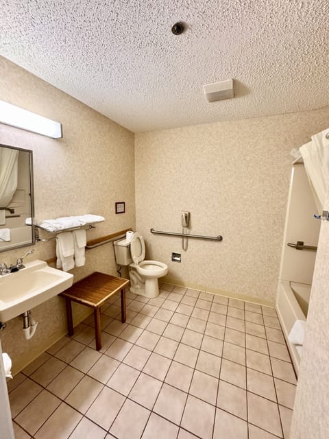 Standard Room, Roll-in Shower | Bathroom | Combined shower/tub, free toiletries, hair dryer, towels