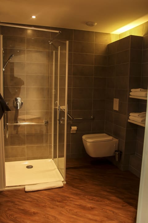 Twin Room (+) | Bathroom | Free toiletries, hair dryer, towels