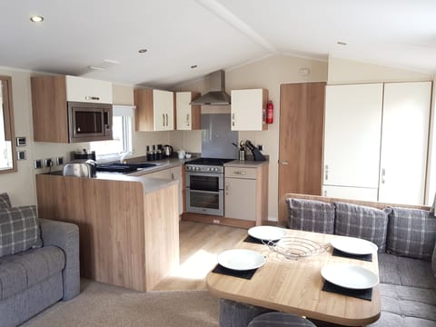 2 Bed Gold Caravan Lodge | Private kitchen | Microwave, stovetop, electric kettle, cookware/dishes/utensils