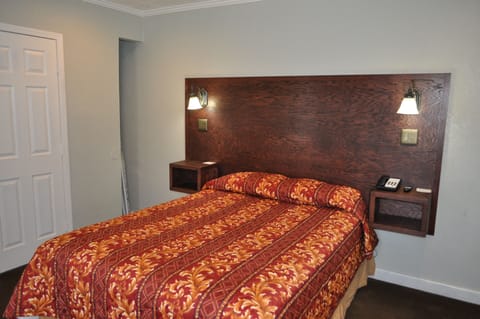 Room, 1 Queen Bed, Non Smoking | Desk, blackout drapes, iron/ironing board, free WiFi