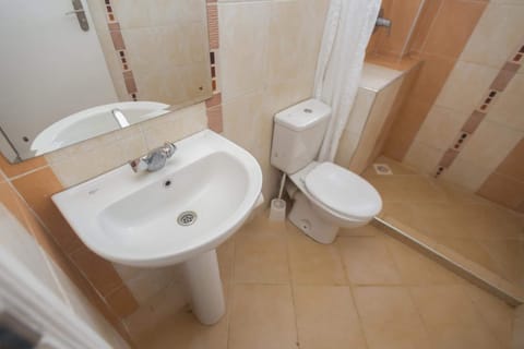 Combined shower/tub, free toiletries, towels