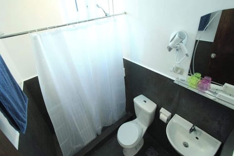 Family Room | Bathroom | Shower, rainfall showerhead, free toiletries, hair dryer