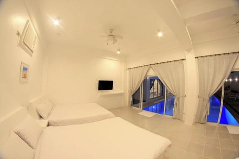 Family Pool Access Room | In-room safe, desk, free WiFi, bed sheets