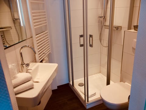 Standard Double Room, Private Bathroom | Bathroom