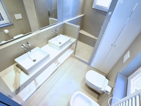 Studio, 1 Queen Bed, Terrace, Annex Building (Dependance Terrace) | Bathroom | Shower, free toiletries, hair dryer, bidet