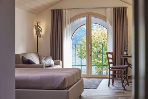 Junior Suite, Lake View | Frette Italian sheets, premium bedding, pillowtop beds, minibar