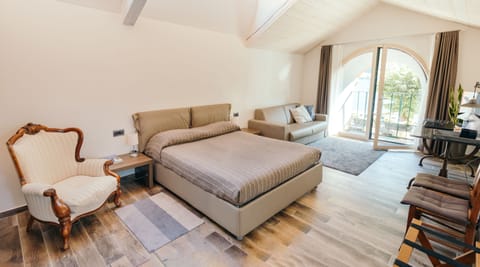 Junior Suite, Lake View | Frette Italian sheets, premium bedding, pillowtop beds, minibar