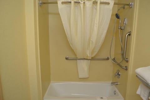 Combined shower/tub, free toiletries, hair dryer, towels