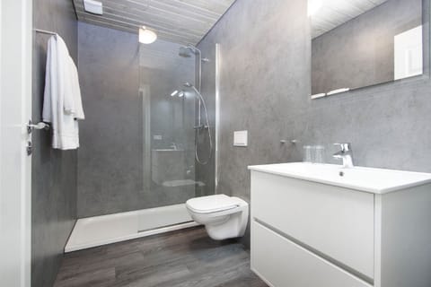 Comfort Double Room, 1 Bedroom | Bathroom | Shower, free toiletries, towels