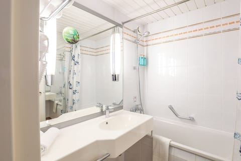 Combined shower/tub, eco-friendly toiletries, hair dryer, towels