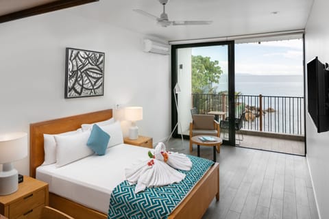 Deluxe Room, 1 Queen Bed, Sea View | 1 bedroom, Egyptian cotton sheets, hypo-allergenic bedding