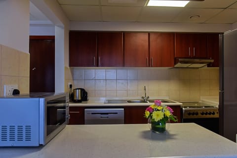 King Studio | Private kitchenette | Fridge, microwave, oven, stovetop