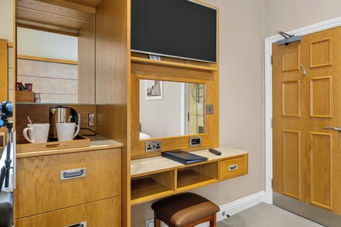 Superking/Twin Room | Living area | 107-cm Smart TV with cable channels, TV, books