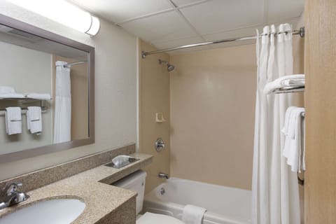 Combined shower/tub, rainfall showerhead, hair dryer, towels