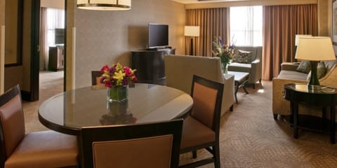 South Suite, 1 King, Non-Smoking | Premium bedding, pillowtop beds, in-room safe, desk