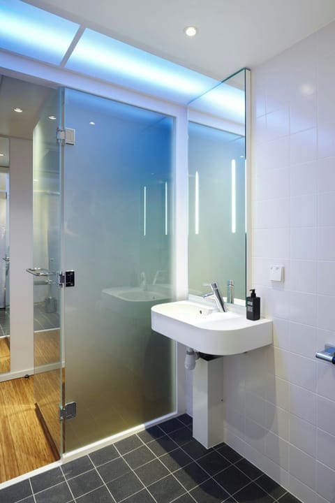 Room, 1 King Bed, Non Smoking | Premium bedding, pillowtop beds, in-room safe, desk