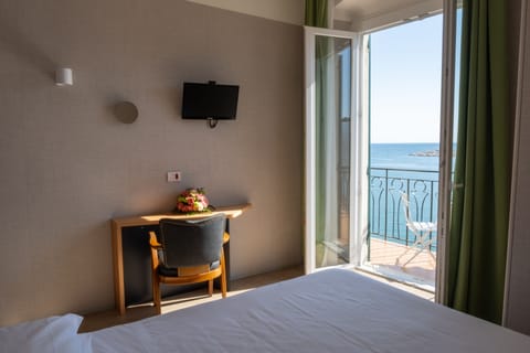 Classic Double Room, Sea View | Egyptian cotton sheets, premium bedding, in-room safe, desk