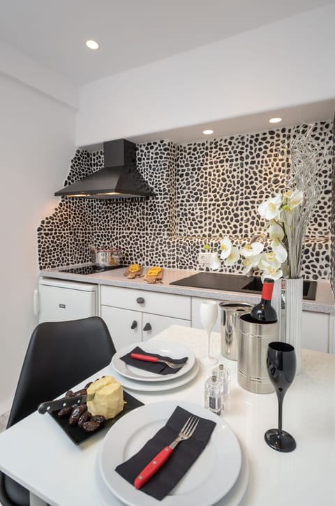 Suite | Private kitchen | Full-size fridge, stovetop, espresso maker, coffee/tea maker