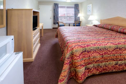 Room, 1 King Bed | Desk, iron/ironing board, free WiFi, bed sheets