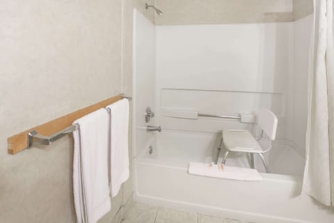 Combined shower/tub, deep soaking tub, free toiletries, hair dryer