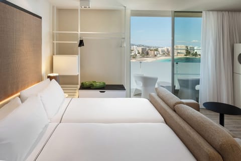 The Level Premium Room Front Sea View | Premium bedding, minibar, in-room safe, iron/ironing board