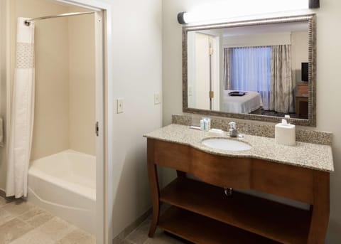 Studio Suite, 1 King Bed with Sofa bed | Bathroom | Free toiletries, hair dryer, towels, soap