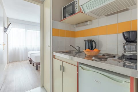 Twin Room | Private kitchen | Fridge, microwave, stovetop, electric kettle