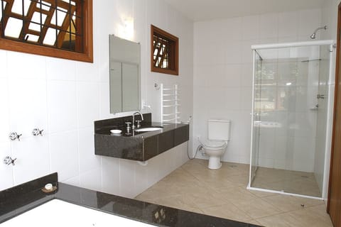 Chalet (5) | Bathroom | Separate tub and shower, jetted tub, free toiletries, hair dryer