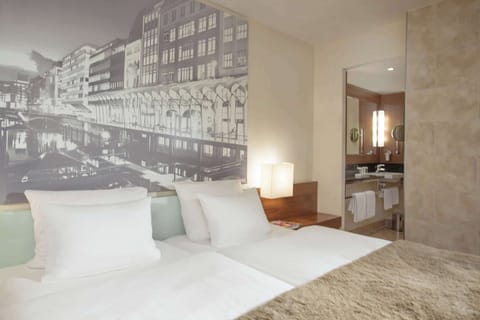 Deluxe Room, 1 King Bed | Hypo-allergenic bedding, minibar, in-room safe, laptop workspace