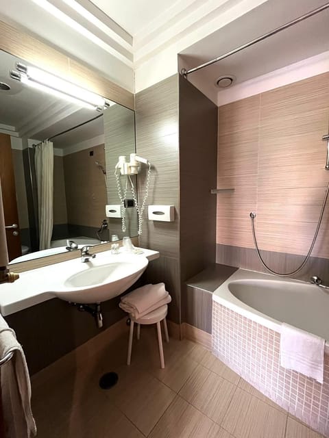 Standard Single Room | Bathroom | Combined shower/tub, hair dryer, slippers, bidet