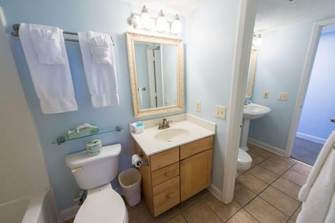 Combined shower/tub, free toiletries, hair dryer, towels