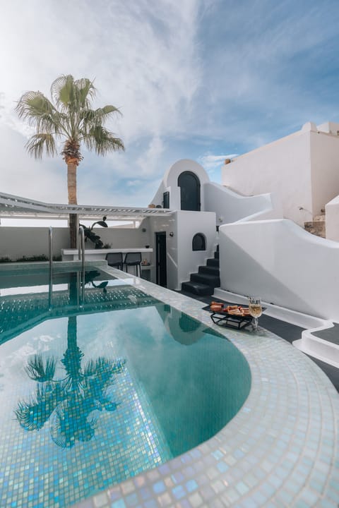 Indoor pool, seasonal outdoor pool, sun loungers